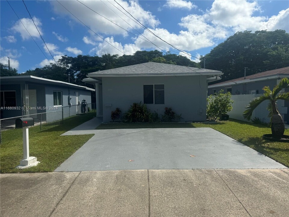 2270 NW 51st Terrace in Miami, FL - Foto de edificio