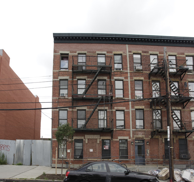 713 Henry St in Brooklyn, NY - Building Photo - Building Photo