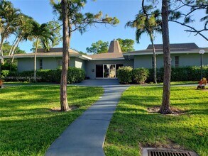 2100 Springdale Blvd in Palm Springs, FL - Foto de edificio - Building Photo