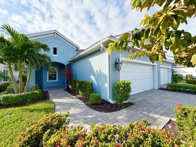 2425 Ariane Dr in Naples, FL - Building Photo - Building Photo
