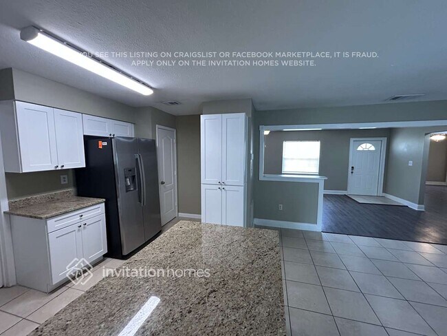 205 S Kingsway Rd in Seffner, FL - Foto de edificio - Building Photo