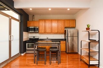 1448 W Blackhawk St, Unit J08P in Chicago, IL - Foto de edificio - Building Photo