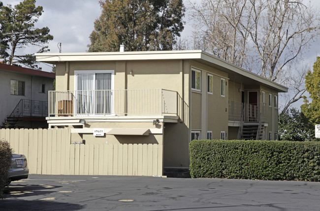 2576-2590 Grove Way in Hayward, CA - Foto de edificio - Building Photo