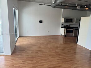 10 SW South River Dr, Unit 712 in Miami, FL - Foto de edificio - Building Photo