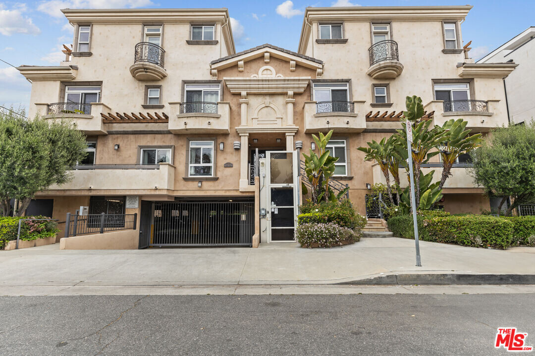11323 Huston St in Los Angeles, CA - Building Photo