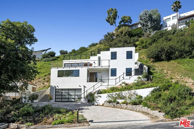 3843 Rambla Pacifico St in Malibu, CA - Building Photo - Building Photo