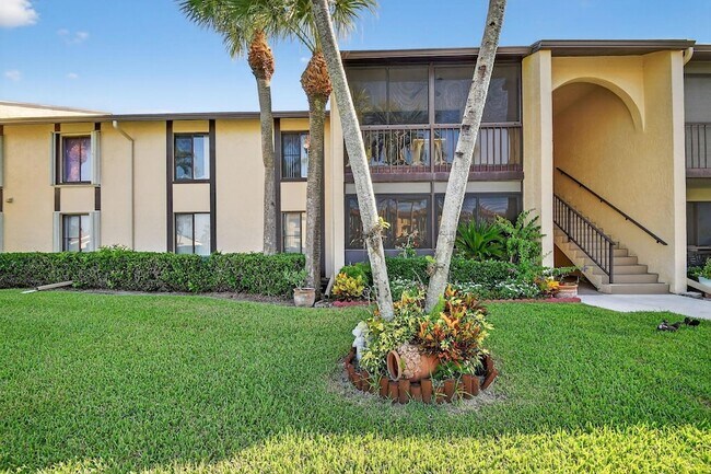 805 Sky Pine Way in Greenacres, FL - Building Photo - Building Photo