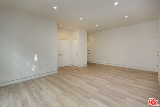 7223 Willoughby Ave in Los Angeles, CA - Building Photo - Building Photo