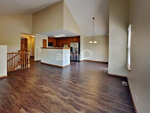 617 Lincoln Station Dr in Oswego, IL - Foto de edificio - Building Photo