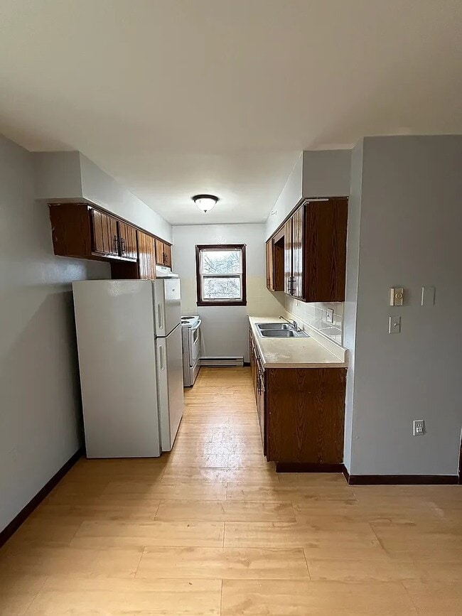 352 S 6th St