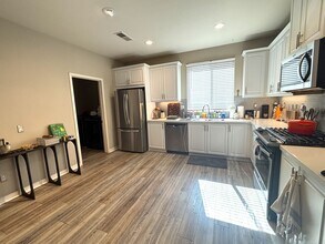 2564 S Escondido Blvd in Escondido, CA - Building Photo - Building Photo