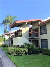 216 Lake Pointe Dr in Oakland Park, FL - Building Photo - Building Photo