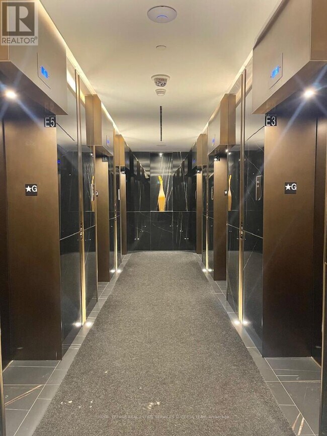 11 Yorkville Ave in Toronto, ON - Building Photo - Building Photo