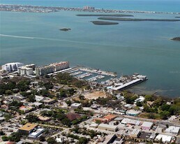 634 Edgewater Dr in Dunedin, FL - Building Photo