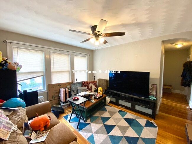 9 Arlington St, Unit 2 in Somerville, MA - Foto de edificio - Building Photo