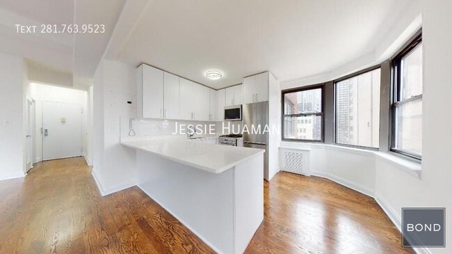 157 W 57th St in New York, NY - Building Photo - Building Photo