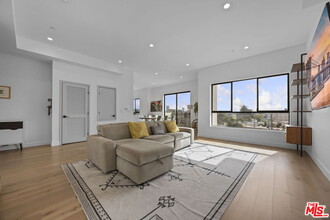 1515 S Holt Ave in Los Angeles, CA - Building Photo - Building Photo