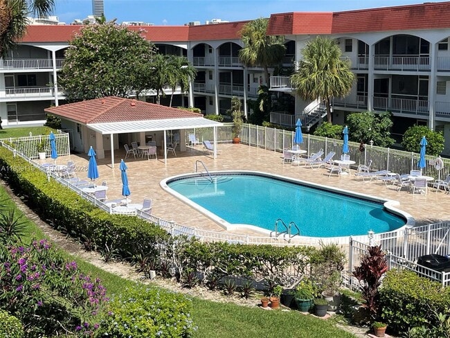 501 Blue Heron Dr in Hallandale Beach, FL - Foto de edificio - Building Photo