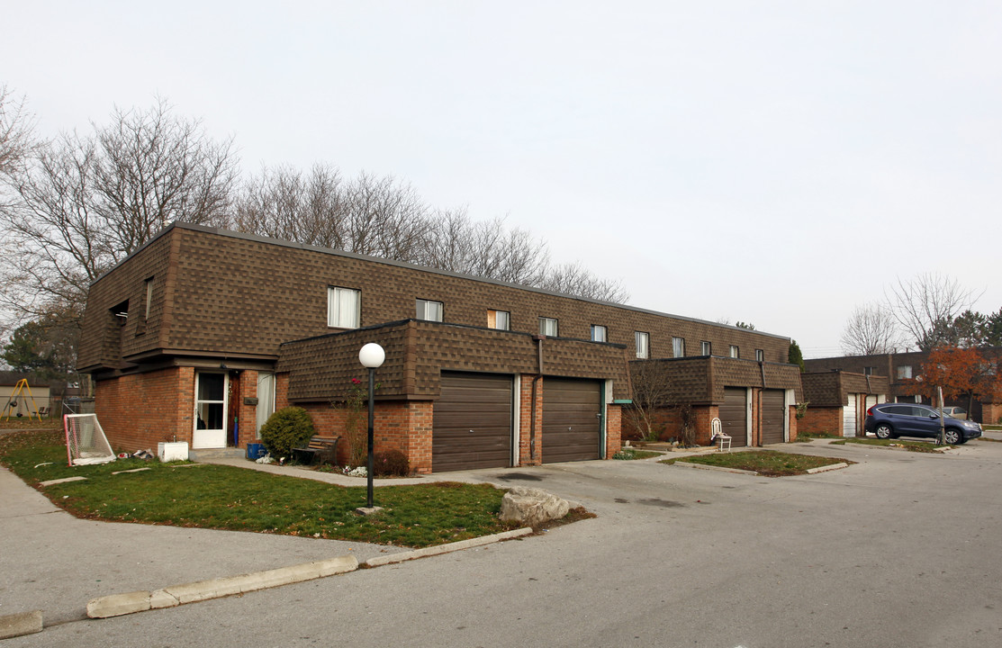 771-781 Dynes Rd in Burlington, ON - Building Photo