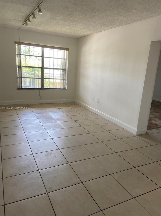 271 NW 177th St in Miami Gardens, FL - Building Photo - Building Photo