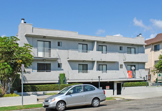 10743 Lawler St in Los Angeles, CA - Foto de edificio - Building Photo