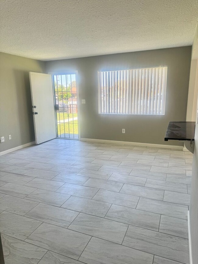 529 Knotts St in Bakersfield, CA - Building Photo - Building Photo