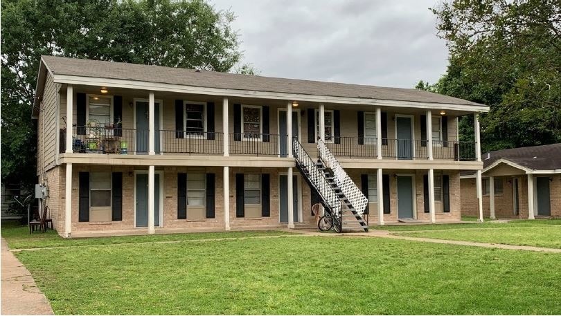1602 Hawthorne St in Liberty, TX - Building Photo