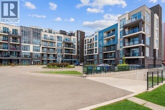 10 Concord Pl in Grimsby, ON - Building Photo - Building Photo