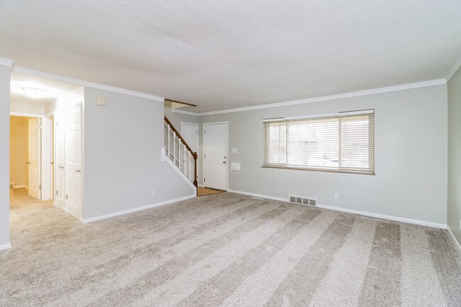 5633 Green Acres Ct in Cincinnati, OH - Foto de edificio - Building Photo