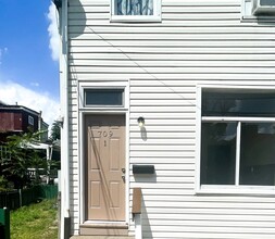 709-711 Industry St, Unit 709 Industry St. Apt. 1 in Pittsburgh, PA - Foto de edificio - Building Photo