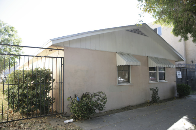 7252 Alabama Ave in Canoga Park, CA - Building Photo - Building Photo