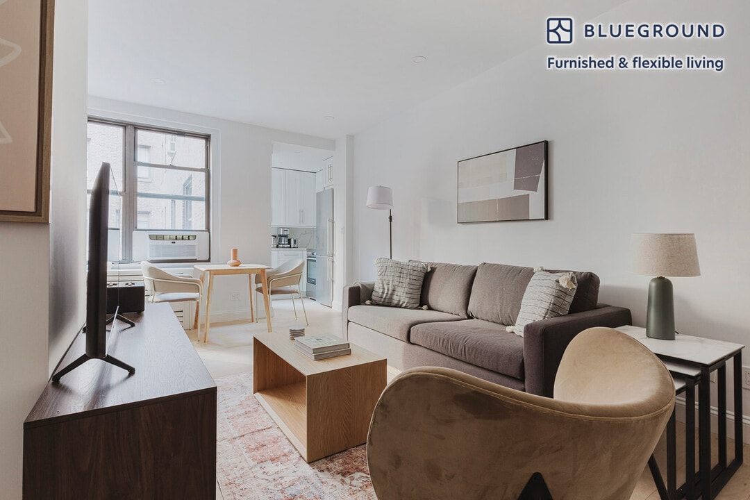 160 E 48th St in New York, NY - Building Photo