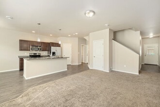 Shadow Wood Townhomes in West Fargo, ND - Building Photo - Building Photo