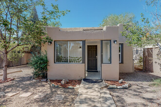 2124 Eton Ave SE, Unit main house in Albuquerque, NM - Building Photo - Building Photo