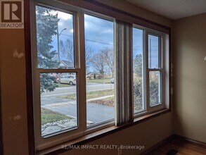 806 Stone St in Oshawa, ON - Building Photo - Building Photo