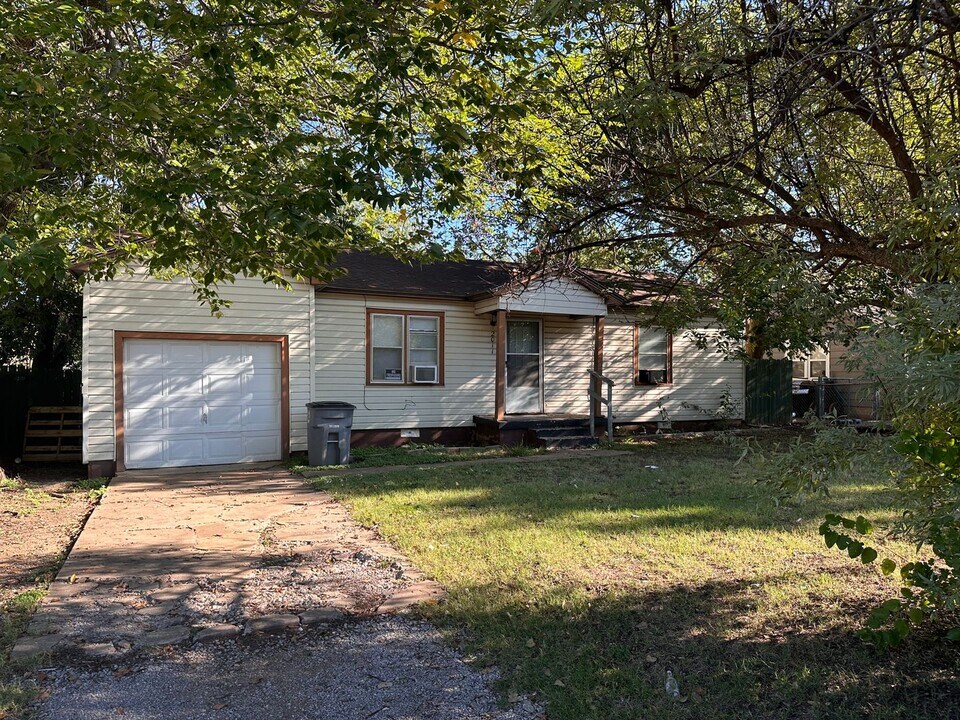 2011 NW Taft Ave in Lawton, OK - Building Photo