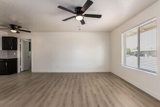 302 W Kristal Way in Phoenix, AZ - Building Photo - Building Photo