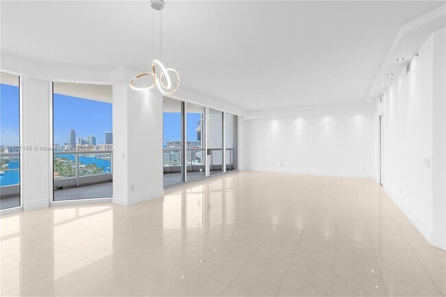 21200 NE 38th Ave in Aventura, FL - Building Photo - Building Photo