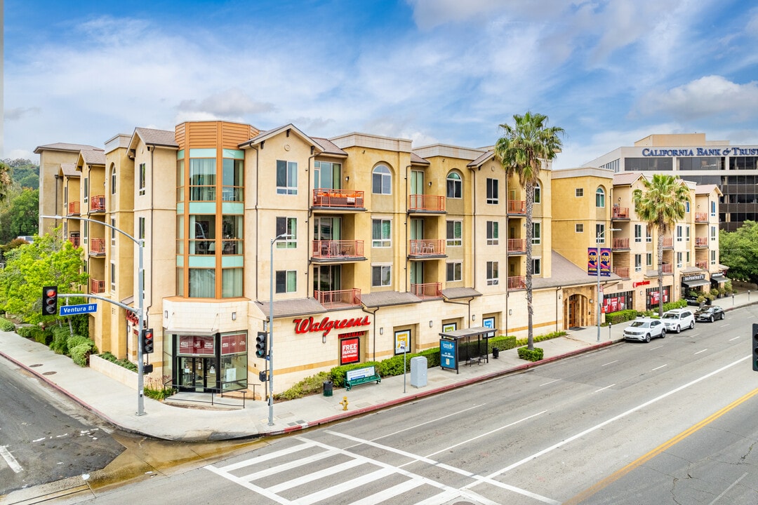 Serrano Luxury Homes and Garden in Encino, CA - Foto de edificio