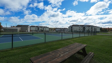 Lilac & Monument Garden in Dover, NH - Foto de edificio - Building Photo