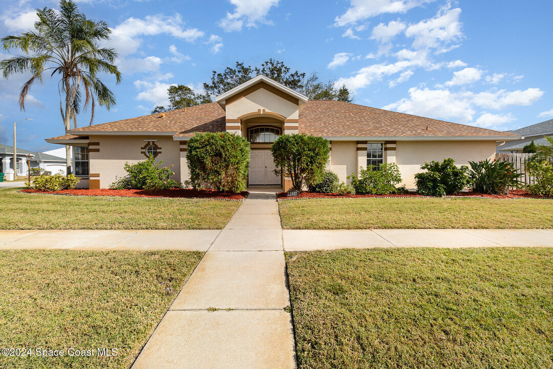 1887 Arbor Dr in Melbourne, FL - Foto de edificio