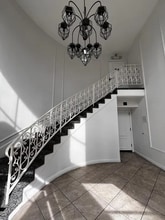 300 Cagney Ln in Newport Beach, CA - Foto de edificio - Building Photo