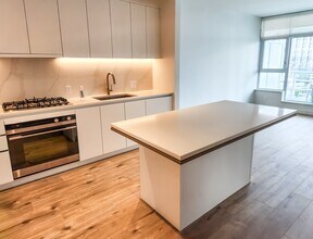 720 Farrow St in Coquitlam, BC - Building Photo - Building Photo