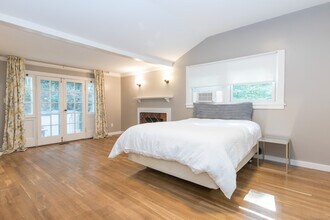 211 New Canaan Rd in Wilton, CT - Building Photo - Building Photo