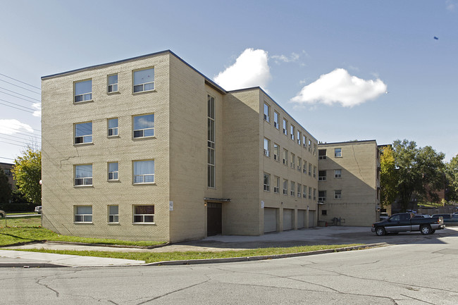 Berry Manor in Toronto, ON - Building Photo - Building Photo