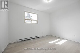 54 Tuscarora Dr in Toronto, ON - Building Photo - Building Photo