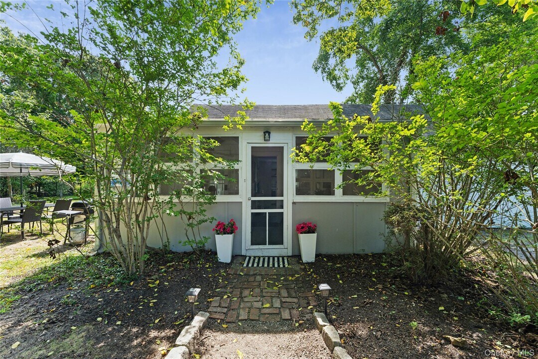 36 Lamb Ave in Quogue, NY - Building Photo