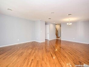 62 A Linwood Rd N in Sands Point, NY - Building Photo - Building Photo