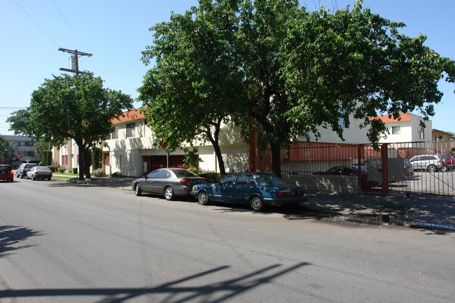 Villa Garden Apartments in Panorama City, CA - Foto de edificio - Building Photo