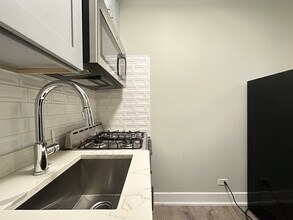 510 W Belmont Ave, Unit J2 in Chicago, IL - Foto de edificio - Building Photo